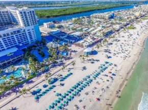 Trendy 1BR w Parking Space & Walk to the Beach #8